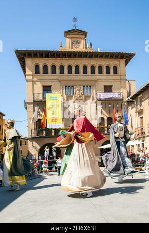 Die Festparade der Giganten und des Big Head Festivals auf der Plaza Mayor in der spanischen Stadt Olite Navarra Nordspanien Stockfoto