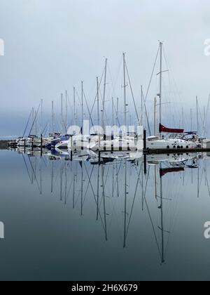 Segelboot Reflexionen an Port Sidney Marina - Sidney, Vancouver Island, British Columbia, Kanada Stockfoto