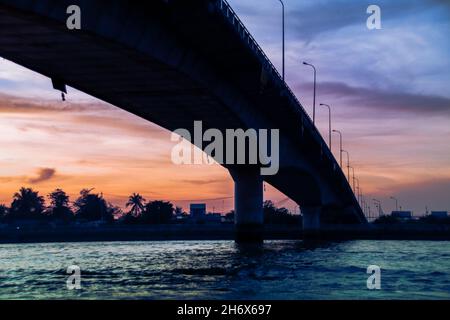 Silhouette einer Brücke gegen den dramatischen Sonnenuntergang Himmel in Can Tho, Vietnam Stockfoto