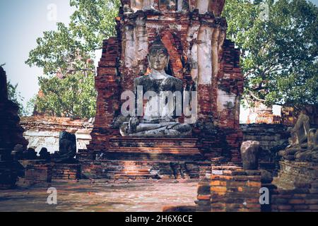 Alte Tempelruinen in Wat Choeng Tha, Teil des berühmten Ayutthaya Historical Park in Thailand Stockfoto