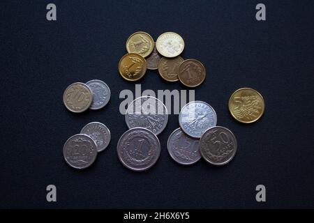 Sammlung polnischer Münzen zloty und groszy isoliert auf dunklem Hintergrund Stockfoto