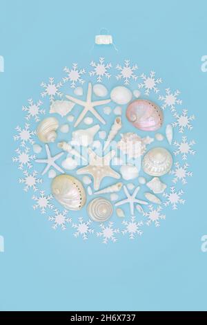 Weihnachten im Sommer abstraktes Kugelkonzept mit Muscheln und Schneeflocken auf blauem Hintergrund. Festliche Dekoration für alternative Weihnachtszeit . Stockfoto