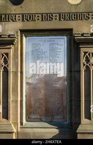 Eine rechteckige Wandtafel aus Messing, auf der Bürger von Knaresborough aufgeführt sind, die während des Zweiten Weltkriegs gestorben sind oder verschwanden, North Yorkshire, England, Großbritannien Stockfoto