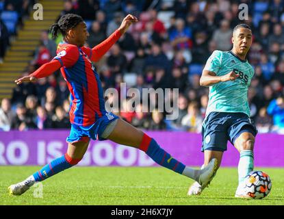 LONDON, ENGLAND - 3. OKTOBER 2021: Michael Akpovie Olise von Palace und Youri Tielemans von Leicester, aufgenommen während des Spielwochenspiels der Premier League 7 zwischen dem FC Crystal Palace und dem City FC Leicester im Selhurst Park in der Spielwoche 2021-22. Copyright: Cosmin Iftode/Picstaff Stockfoto