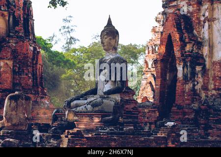 Alte Tempelruinen in Wat Choeng Tha, Teil des berühmten Ayutthaya Historical Park in Thailand Stockfoto