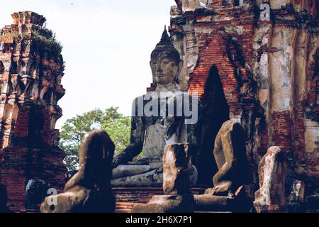 Alte Tempelruinen in Wat Choeng Tha, Teil des berühmten Ayutthaya Historical Park in Thailand Stockfoto