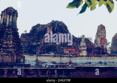 Überreste der antiken Ruinen von Wat Chaiwatthanaram, Teil des berühmten Ayutthaya Historical Park in Thailand Stockfoto