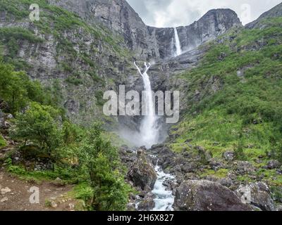 Panorama-Luftaufnahme des Wasserfalls Mardalsfossen, einer der höchsten norwegischen Wasserfälle Norwegens Stockfoto