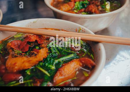 Vietnamesische gebratene Fisch-Vermicelli-Nudelsuppe (Bun Ca), ein traditionelles Essen, das nach dem Tet Holiday for Luck gegessen wird Stockfoto