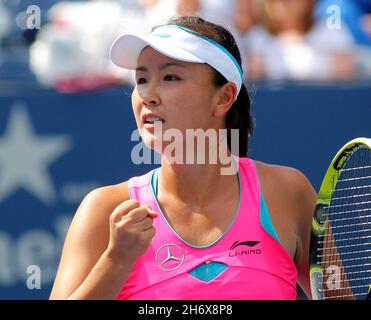 New York, Usa. November 2021. Der chinesische Tennisstar Peng Shuai ist seit kurz nachdem sie am 2. November 2021 sagte, dass sie von der früheren Vizepremiere Shang Jaili sexuell missbraucht wurde, nicht mehr in der Öffentlichkeit zu sehen. Die chinesischen Staatsmedien veröffentlichten heute, am 18. November 2021, eine E-Mail, die angeblich von Peng geschrieben wurde und sagte, dass die Anschuldigungen falsch seien, aber die WTA und andere sagen, dass die E-Mail ein Betrug sei. Peng ist auf einem Foto aus dem Jahr 2014 von den US Open in New York zu sehen. Datei Foto von Monika Graff/UPI Credit: UPI/Alamy Live News Stockfoto
