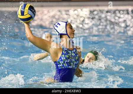 Rom, Italien. 18th. November 2021. Paula CRESPI BARRIGA von CE Mediterrani (ESP) im Einsatz während des Wasserpolo Euro League Women, Gruppe B, Tag 1 zwischen CE Mediterrani und FTC Telecom Budapest beim Polo Natatorio, 18th. November 2021 in Rom, Italien. Quelle: Live Media Publishing Group/Alamy Live News Stockfoto