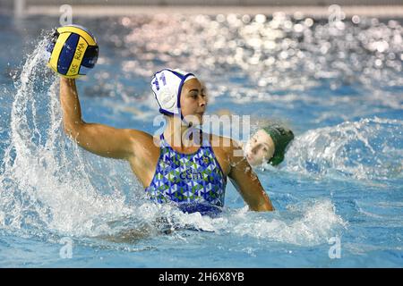 Rom, Italien. November 2021. Paula CRESPI BARRIGA von CE Mediterrani (ESP) im Einsatz während des Wasserpolo Euro League Women, Gruppe B, Tag 1 zwischen CE Mediterrani und FTC Telecom Budapest beim Polo Natatorio, 18. November 2021 in Rom, Italien. Kredit: Unabhängige Fotoagentur/Alamy Live Nachrichten Stockfoto