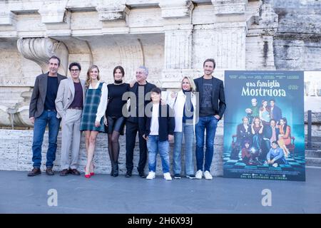 Rom, Italien. November 2021. Die Darsteller nehmen an der Fotoaufnahme des italienischen Films 'Una Famiglia Mostruosa' in Rom Teil (Foto: Matteo Nardone/Pacific Press/Sipa USA) Quelle: SIPA USA/Alamy Live News Stockfoto