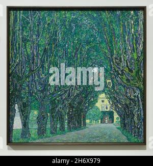 Gemälde „Allee zum Kammerpalast“ des österreichischen Symbolisten Gustav Klimt (1912) im Belvedere Museum in Wien, Österreich. Stockfoto