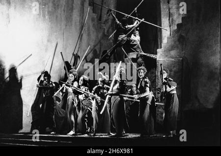 Chor der Frauen von Theben in DEN BACCHAE an der English National Opera (ENO), London Coliseum, London WC2 05/05/1992 Musik: John Buller Text: William Arrowsmith Dirigent: Martin Andre Bühnenbild: Hildegard Bechtler Kostüme: Nicky Gillibrand Beleuchtung: Alan Burrett Choreograph: Matthew Hamilton Regie: Julia Hollander Stockfoto