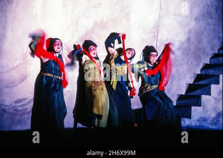 Chor der Frauen von Theben in DEN BACCHAE an der English National Opera (ENO), London Coliseum, London WC2 05/05/1992 Musik: John Buller Text: William Arrowsmith Dirigent: Martin Andre Bühnenbild: Hildegard Bechtler Kostüme: Nicky Gillibrand Beleuchtung: Alan Burrett Choreograph: Matthew Hamilton Regie: Julia Hollander Stockfoto