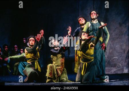 Chor der Frauen von Theben in DEN BACCHAE an der English National Opera (ENO), London Coliseum, London WC2 05/05/1992 Musik: John Buller Text: William Arrowsmith Dirigent: Martin Andre Bühnenbild: Hildegard Bechtler Kostüme: Nicky Gillibrand Beleuchtung: Alan Burrett Choreograph: Matthew Hamilton Regie: Julia Hollander Stockfoto