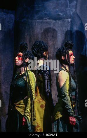 Chor der Frauen von Theben in DEN BACCHAE an der English National Opera (ENO), London Coliseum, London WC2 05/05/1992 Musik: John Buller Text: William Arrowsmith Dirigent: Martin Andre Bühnenbild: Hildegard Bechtler Kostüme: Nicky Gillibrand Beleuchtung: Alan Burrett Choreograph: Matthew Hamilton Regie: Julia Hollander Stockfoto