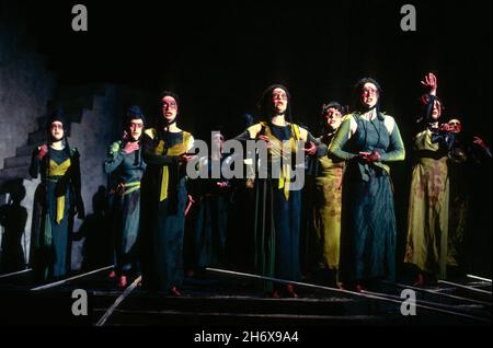 Chor der Frauen von Theben in DEN BACCHAE an der English National Opera (ENO), London Coliseum, London WC2 05/05/1992 Musik: John Buller Text: William Arrowsmith Dirigent: Martin Andre Bühnenbild: Hildegard Bechtler Kostüme: Nicky Gillibrand Beleuchtung: Alan Burrett Choreograph: Matthew Hamilton Regie: Julia Hollander Stockfoto