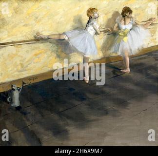 Degas. Gemälde mit dem Titel „Tänzer üben an der Barre“ von Edgar Degas (1834-1917), Öl auf Leinwand, 1877 Stockfoto