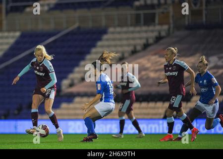 Grace Fisk (22 West Ham United ) nimmt Christie Murray an (Birmingham City 10) Während des Womens Conti Cup Spiels zwischen Birmingham City & West Ham im St. Andrew's Trillion Trophy Stadium in Birmingham, England Karl W Newton/Sports Press Photo Stockfoto