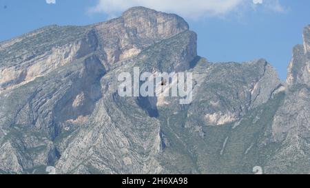 Fliegen vor dem Berg, genannt als der Hügel der Kröte. Stockfoto