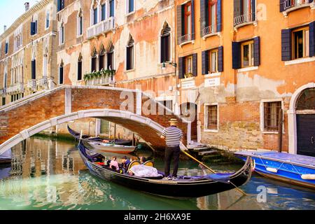 Gondel entlang eines Kanals in Venedig Stockfoto