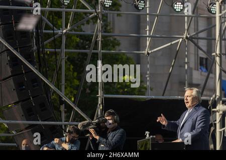 Ciudad De Buenos Aires, Argentinien. November 2021. Der Präsident der Nation Alberto Fernández hält seine Rede am Tag der Militanz auf der Plaza de Mayo am 17. November 2021. (Foto von Dimitrios Karvountzis/Pacific Press/Sipa USA) Quelle: SIPA USA/Alamy Live News Stockfoto