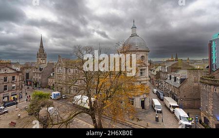 ABERDEEN CITY SCOTLAND MIT BLICK AUF DIE BELMONT STREET UND SCHOOLHILL VON DER KUNSTGALERIE Stockfoto