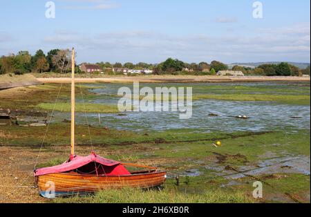 Bei Ebbe festgetäutes Beiboot, Prinsted. Stockfoto