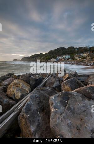 Steephill Cove in der Nähe von ventnor auf der Insel wight, felsige Küste auf der Insel wight, Steephill Cove atmosphärische Küste auf der Insel wight uk, Stimmung Stockfoto