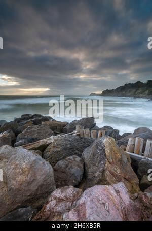 Steephill Cove in der Nähe von ventnor auf der Insel wight, felsige Küste auf der Insel wight, Steephill Cove atmosphärische Küste auf der Insel wight uk, Stimmung Stockfoto