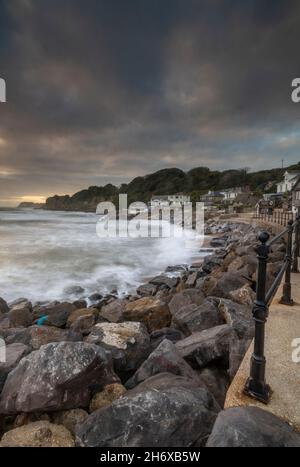 Steephill Cove in der Nähe von ventnor auf der Insel wight, felsige Küste auf der Insel wight, Steephill Cove atmosphärische Küste auf der Insel wight uk, Stimmung Stockfoto