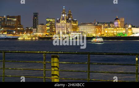 Die sich ständig verändernde Liverpool Waterfront am Fluss Mersey, mit Snowdrop, der Fähre, und der Isle of man Ferry, die in Liverpool anlegt. OKT. 2021. Stockfoto