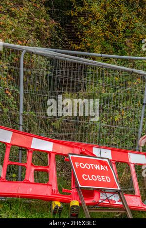 Fußwegschild auf der Insel wight Coastline aufgrund von Küstenerosion und fallenden Klippen, erodierender Küste und Klippen auf der Insel wight Shore geschlossen Stockfoto