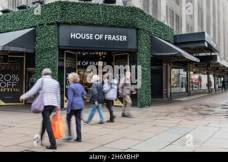 Oxford Street, London, Großbritannien. November 2021. Heute wurde bekannt gegeben, dass die Kaufhauskette House of Fraser ihren Flagship-Store in der Oxford Street im Londoner West End im Januar 2022 schließen wird. Der Eigentümer Mike Ashley von der Fraser Group gab bekannt, dass das Geschäft nach über 140 Jahren von seinem Vermieter aus seinen Räumlichkeiten vertrieben werden soll. Kredit: Imageplotter/Alamy Live Nachrichten Stockfoto