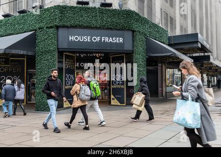 Oxford Street, London, Großbritannien. November 2021. Heute wurde bekannt gegeben, dass die Kaufhauskette House of Fraser ihren Flagship-Store in der Oxford Street im Londoner West End im Januar 2022 schließen wird. Der Eigentümer Mike Ashley von der Fraser Group gab bekannt, dass das Geschäft nach über 140 Jahren von seinem Vermieter aus seinen Räumlichkeiten vertrieben werden soll. Kredit: Imageplotter/Alamy Live Nachrichten Stockfoto