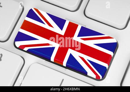 Taste mit britischer Flagge auf weißer Computertastatur in Nahaufnahme Stockfoto