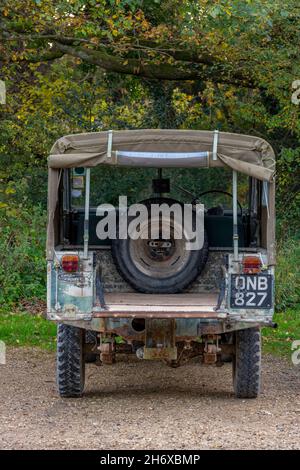 Original vintage Land Rover 88 oder Verteidiger, vintage Sammler Auto, 4 Radantrieb original, Offroad Land Rover Fahrzeug mit Leinwand Tonneau Abdeckung Stockfoto