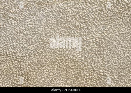 Texturhintergrund einer alten weißen verputzten Wand mit abblätternder Farbe aus der Nähe Stockfoto