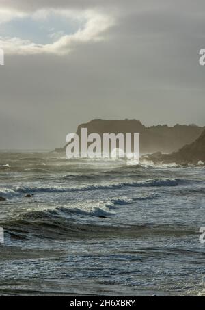 Wellen, die in ventnor an der Küste der Insel wight auf die Felsen krachen, während eines Wintersturms mit rauen Meeren und großen Wellen an der Küste der Insel wight. Stockfoto