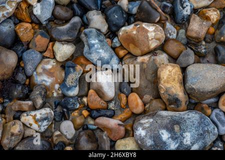 Nahaufnahme von Kieselsteinen und Steinen am Ufer, Steinkies und Kiesel am Strand, Kieselsteine und Steine am Meer, am Vorland, Hintergrund. Stockfoto