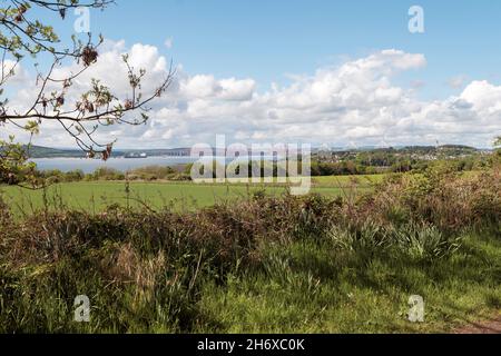 Blick auf den Firth of Forth und seine Brücken vom Fife Coastal Path zwischen Dalgety Bay und Aberdour, Fife, Schottland. Stockfoto