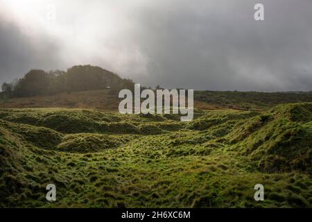 Die alte Bergbaulandschaft im Ubley Warren Nature Reserve in den Mendip Hills, Somerset, England. Stockfoto