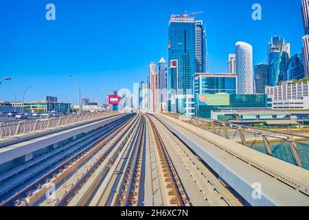 DUBAI, VAE - 3. MÄRZ 2020: Die Dubai Metro Red Line bietet einen perfekten Blick auf die moderne Architektur des Business Bay-Viertels, das am 3. März in Dubai stattfindet Stockfoto