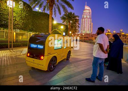 DUBAI, VAE - 3. MÄRZ 2020: Das kleine automatisierte Fahrzeug verkauft am 3. März in Dubai Snacks und Getränke im Burj Park Stockfoto