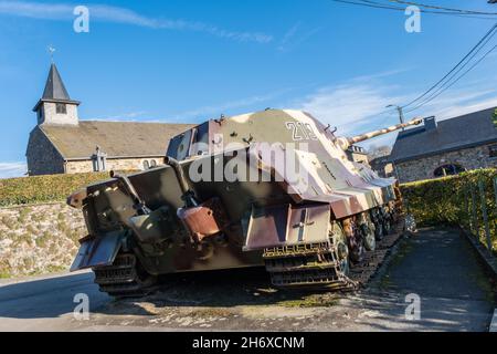 Stoumont, Belgien - 29. Oktober 2021. Dieser deutsche Tiger II Tank (Panzer VI B-Typ oder King Tiger) wurde von Peipers 1st SS Panzer Regiment links, wenn es h Stockfoto