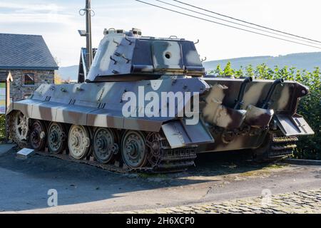 Stoumont, Belgien - 29. Oktober 2021. Dieser deutsche Tiger II Tank (Panzer VI B-Typ oder King Tiger) wurde von Peipers 1st SS Panzer Regiment links, wenn es h Stockfoto
