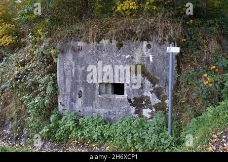 Stoumont, Belgien - 29. Oktober 2021. Joachim Peiper (SS-Obersturmbannführer) hat in diesem Bunker in Cheneu während der Schlacht bei der Bulge gebebt. Im Herbst bewölkt Stockfoto