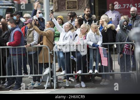 2021 Veterans Day Parade entlang der 5th Avenue. In New York City findet die größte Veterans Day Parade des Landes statt. Die Zuschauer zeigen ihre Bewunderung für die vormarschierenden Veteranen. Stockfoto